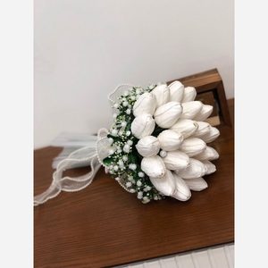 دسته گل عروسی 25شاخه لاله به همراه تور