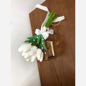 دسته گل عروسی مدل لاله با دیزاین مروارید 15 شاخه