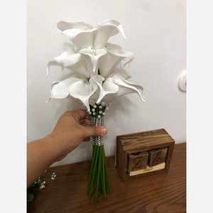 دسته گل عروس شیپوری 20 شاخه به همراه مروارید