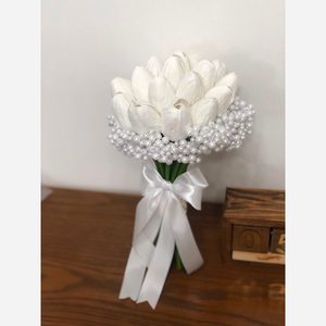 دسته گل لاله به تزیین مروارید