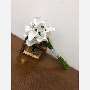 دسته گل عروس شیپوری و گل عروس