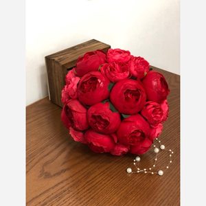 دسته گل عروس پیونی قرمز