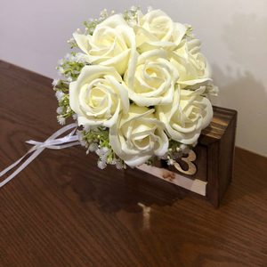 دسته گل عروس مینیمال مدل رز و ژیپسوفیلا