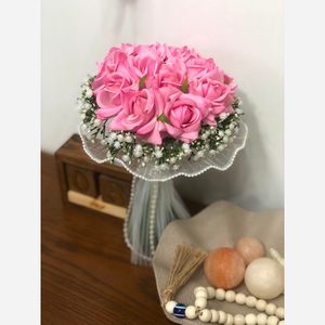 دسته گل عروس رز مخمل با تور در دو رنگ قرمز و صورتی