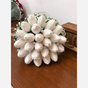 دسته گل عروسی 25شاخه لاله به همراه تور