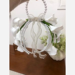 دسته گل عروس سازه ای شیپوری به همراه مروارید