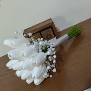 دسته گل عروس مدل لاله با تزیین مروارید
