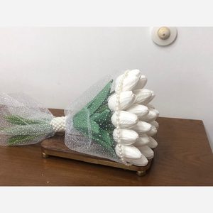 دسته گل عروسی لاله با دیزاین تور 20 شاخه