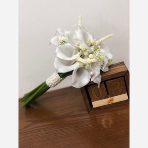 دسته گل عروس شیپوری به همراه گل عروس