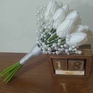 دسته گل عروس مدل لاله با تزیین مروارید
