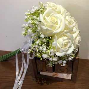 دسته گل عروس مینیمال مدل رز و ژیپسوفیلا