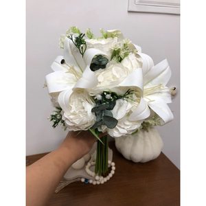 دسته گل عروسی لیلیوم و پیونی — تصویر ۳