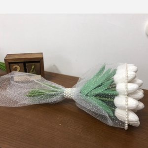 دسته گل عروسی لاله با دیزاین تور 20 شاخه