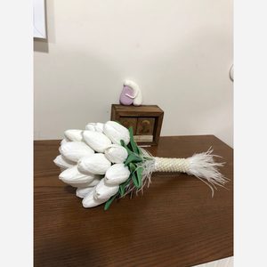 دسته گل عروس لاله 20 تایی با دیزاین مروارید و پر