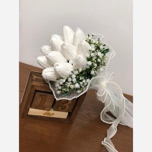 دسته گل عروسی لاله با دیزاین تور و مروارید