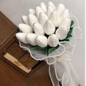 دسته گل عروس لاله 20 شاخه با تور پلیسه