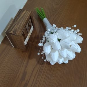 دسته گل عروس مدل لاله با تزیین مروارید
