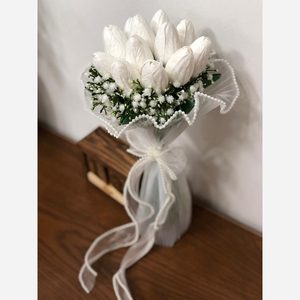 دسته گل عروسی لاله با دیزاین تور و مروارید
