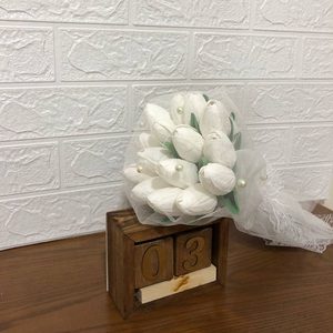 دسته گل عروس ترکیب لاله و تور و مروارید
