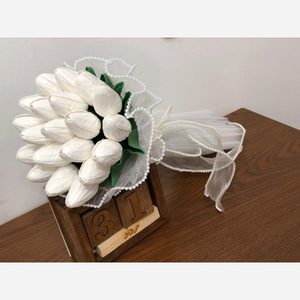 دسته گل عروس لاله 20 شاخه با تور پلیسه