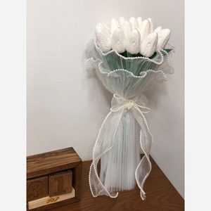 دسته گل عروس لاله 20 شاخه با تور پلیسه