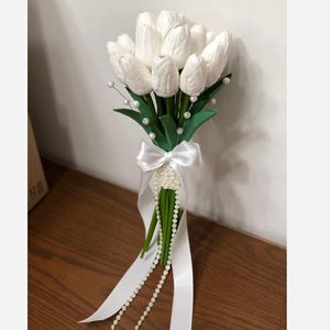 دسته گل عروسی مدل لاله با دیزاین مروارید 15 شاخه