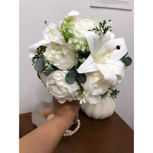 دسته گل عروسی لیلیوم و پیونی — تصویر ۵