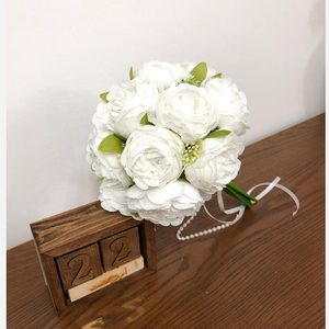 دسته گل عروس پیونی متوسط سفید