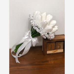 دسته گل لاله به تزیین مروارید