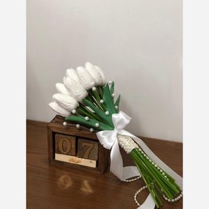 دسته گل عروسی مدل لاله با دیزاین مروارید 15 شاخه