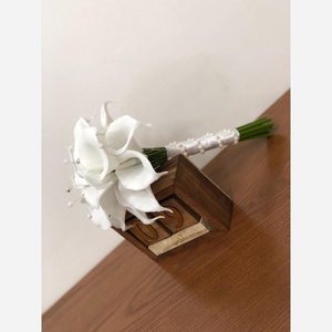 دسته گل عروس شیپوری به همراه مروارید