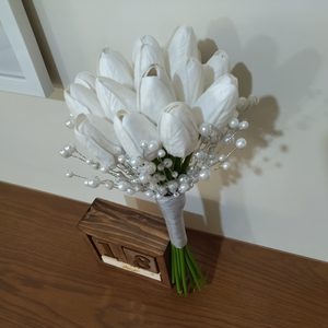 دسته گل عروس مدل لاله با تزیین مروارید