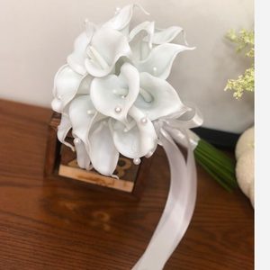 دسته گل عروسی شیپوری 20 شاخه به همراه مروارید
