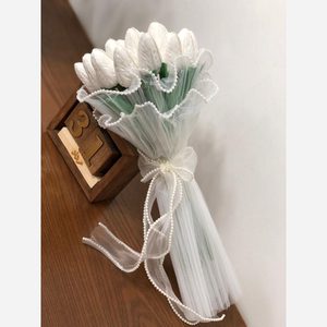 دسته گل عروس لاله 20 شاخه با تور پلیسه