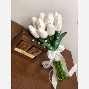 دسته گل عروسی مدل لاله با دیزاین مروارید 15 شاخه
