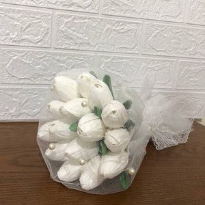 دسته گل عروس ترکیب لاله و تور و مروارید