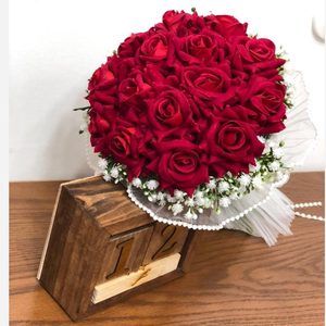 دسته گل عروس رز مخمل با تور در دو رنگ قرمز و صورتی