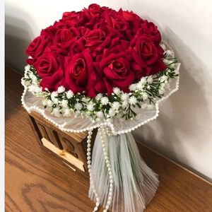 دسته گل عروس رز مخمل با تور در دو رنگ قرمز و صورتی
