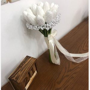دسته گل عروسی مصنوعی 15 شاخه لاله با دیزاین مروارید
