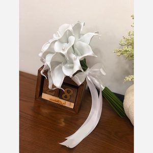 دسته گل عروسی شیپوری 20 شاخه به همراه مروارید