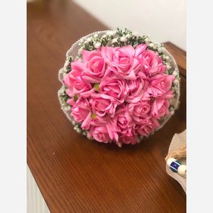 دسته گل عروس رز مخمل با تور در دو رنگ قرمز و صورتی